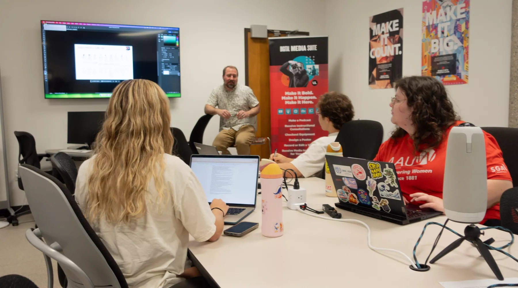 Students in the Digital Media Suite.